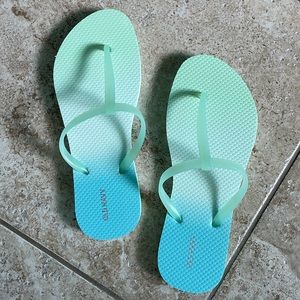 Never Worn!! Old Navy ombre teal thong flip flops.